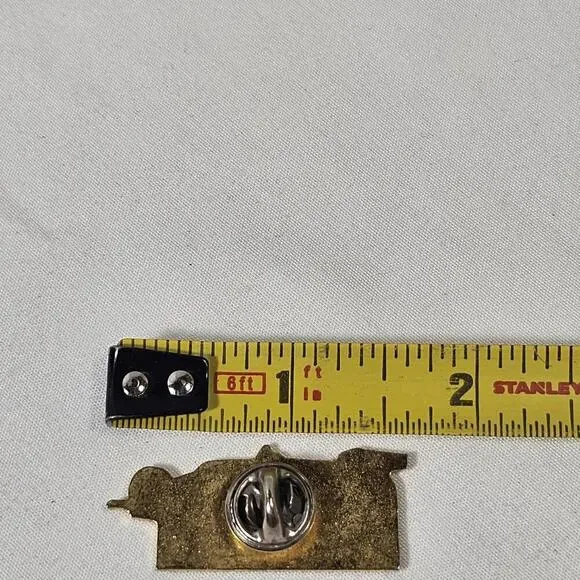 Danny Sullivan #1 Miller High Life PC-12 Penske Racing Collector Lapel Pin - Picture 4 of 4